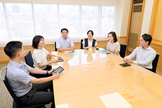 創価の若きリーダーが青年総会の意義などを語り合う（世界聖教会館で）