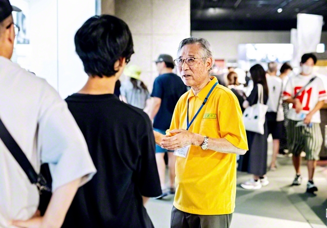 一言一句に平和への祈りを込め、被爆の実相を語り継ぐ平野さん㊨。「“平和を学ぼう”とする若い人を見ると、いつもこちらが励まされるさね」