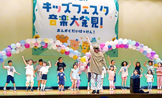 北海道のキッズフェスタの「ダンス体験」。子どもたちが音楽に合わせて楽しく体を動かした（石狩市の花川北コミュニティセンターで）