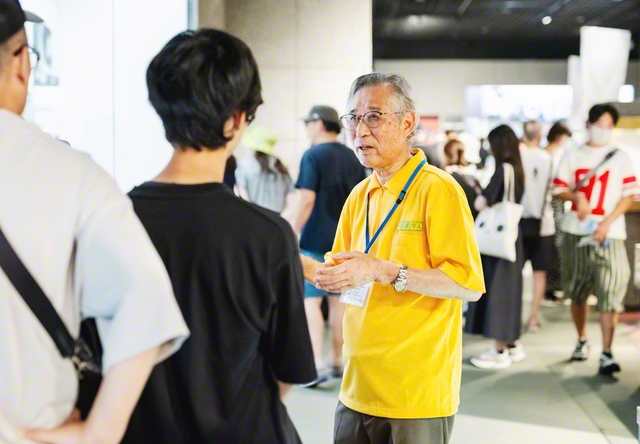 一言一句に平和への祈りを込め、被爆の実相を語り継ぐ平野さん㊨。「“平和を学ぼう”とする若い人を見ると、いつもこちらが励まされるさね」