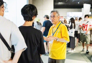 一言一句に平和への祈りを込め、被爆の実相を語り継ぐ平野さん㊨。「“平和を学ぼう”とする若い人を見ると、いつもこちらが励まされるさね」
