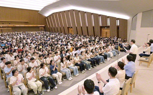 開講式の後に行われた未来部誓願勤行会。韓国や日本全国から集った広布後継の鳳雛たちが、使命の大空への飛翔を誓い合った（広宣流布大誓堂で）