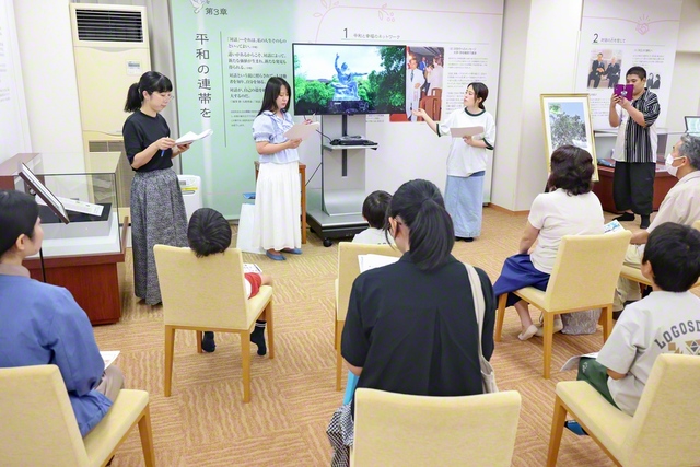 「NAGASAKIピースフェス」の「バーチャルピースウオーク」では、浦上天主堂や山里小学校などの被爆遺構を動画で視聴した（長崎平和会館で）