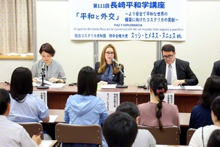 「長崎平和学講座」で、コスタリカのヒメネス駐日大使㊥が講演（長崎平和会館で）