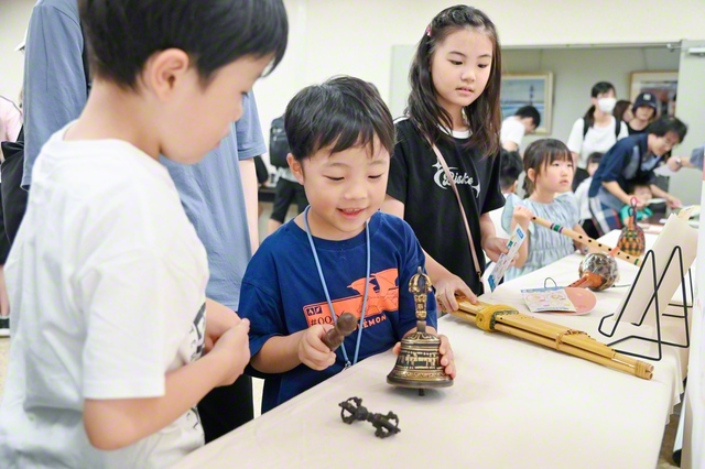 「キッズ楽器体験展」で世界の民族楽器の音色に触れ、笑顔がはじける子どもたち（北海道・石狩市の花川北コミュニティーセンターで）