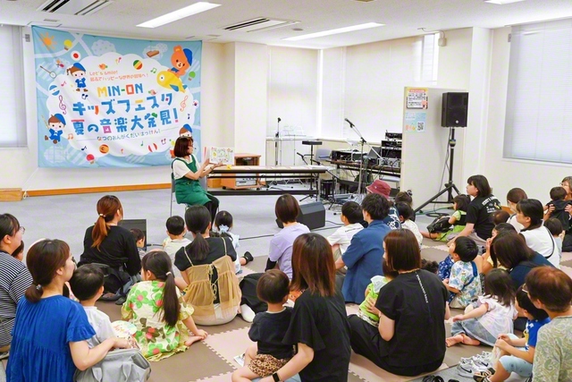 愛媛では「こども本の森　松山」室長のかん・みわのさんが読み聞かせを行い、皆が“絵本の世界”に引き込まれた（松前総合文化センターで）