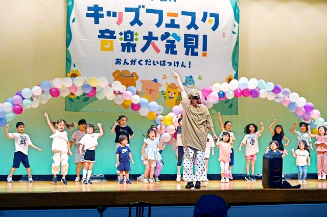 北海道のキッズフェスタの「ダンス体験」。子どもたちが音楽に合わせて楽しく体を動かした（石狩市の花川北コミュニティセンターで）