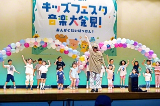 北海道のキッズフェスタの「ダンス体験」。子どもたちが音楽に合わせて楽しく体を動かした（石狩市の花川北コミュニティセンターで）