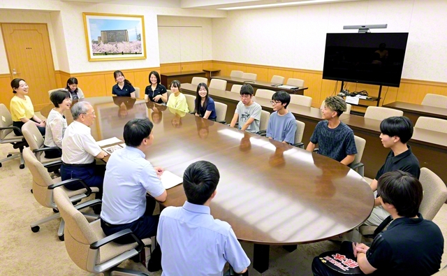 原田会長が熊本から来た全国未来部夏季研修会の参加者を激励した（学会本部第2別館で）