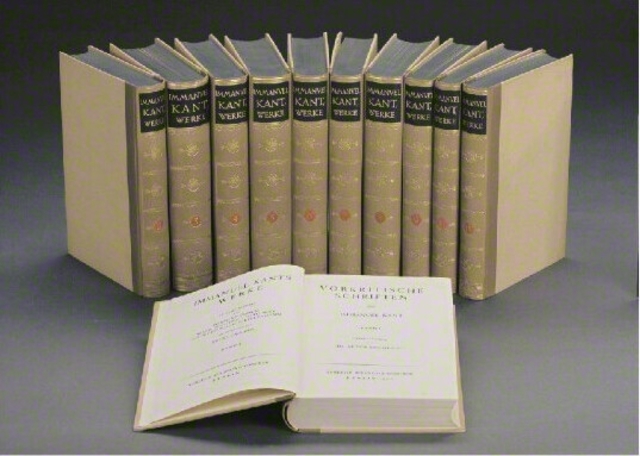 ドイツの哲学者カントの全集。三大批判書をはじめ、論文や大学での講義録、書簡などが収められている。牧口先生は、獄中から家族に送った最後のはがきに、「カントの哲学を精読している」とつづっている
