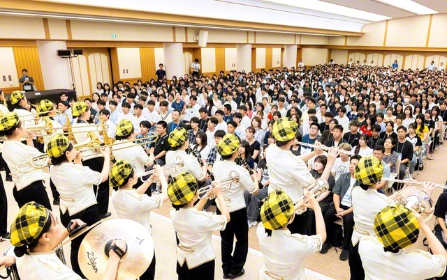 鼓笛隊・音楽隊の歓迎演奏が行われた開講式。井上勇一さん（香川）、蜂谷明咲さん（青森）が、はつらつと司会を務めた（金舞会館で）