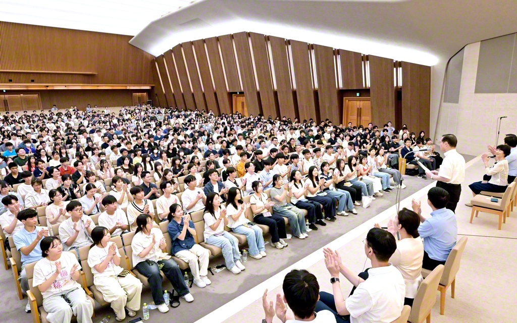 開講式の後に行われた未来部誓願勤行会。韓国や日本全国から集った後継の鳳雛たちが、使命の大空への飛翔を誓い合った（広宣流布大誓堂で）