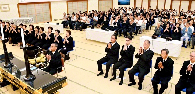 「世界平和祈願勤行法要」では、“核兵器は絶対悪”との思想を時代精神にと参列者が誓い合った（長崎平和会館で）