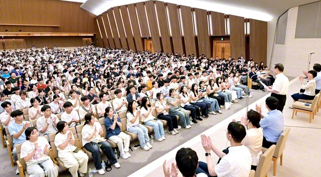 開講式の後に行われた未来部誓願勤行会。韓国や日本全国から集った後継の鳳雛たちが、使命の大空への飛翔を誓い合った（広宣流布大誓堂で）