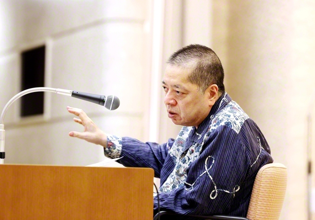 女性部のコスモスセミナーで、子を思う親の尊さを伝える佐藤さん（先月18日、東京・新宿区で）