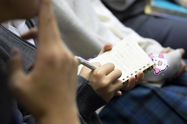 胸に響いた言葉を残し、さらなる思索の糧にしようと、学園生がメモをとる