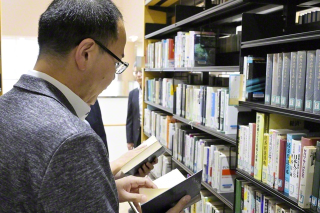 創価学園の図書館で、大内兵衛氏の全集を手に取る井手教授