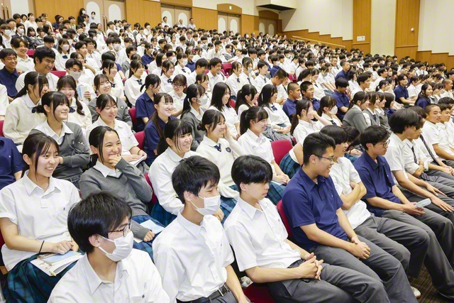 ユーモアを交え、自身の人生や学園生への期待を語る井手教授に、高校生の関心が高まる