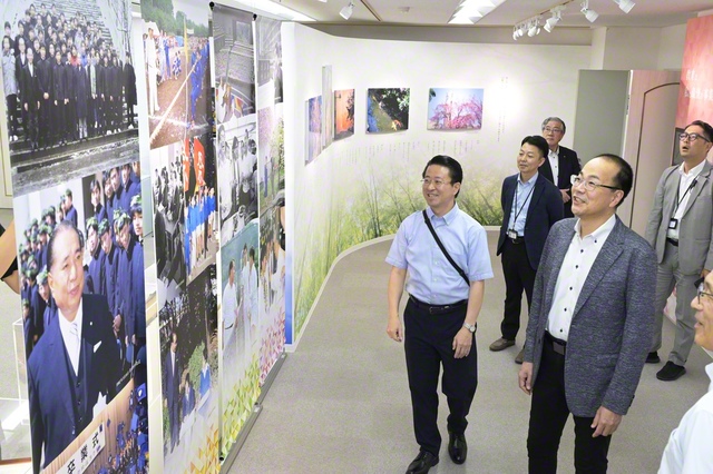 講演前、井手教授は東京・創価学園の歴史を紹介する展示室へ