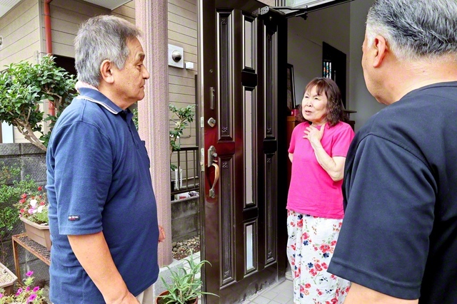 被害の状況を説明する本田節子さん㊥の話に佐々木圏長㊧がじっと耳を傾ける（宇土市内で）