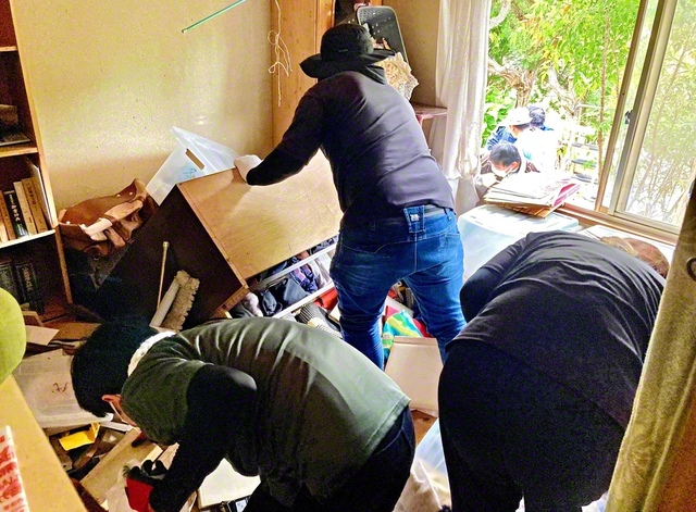 散乱する家財を、かたし隊が丁寧に運び出す（宇城市内で）
