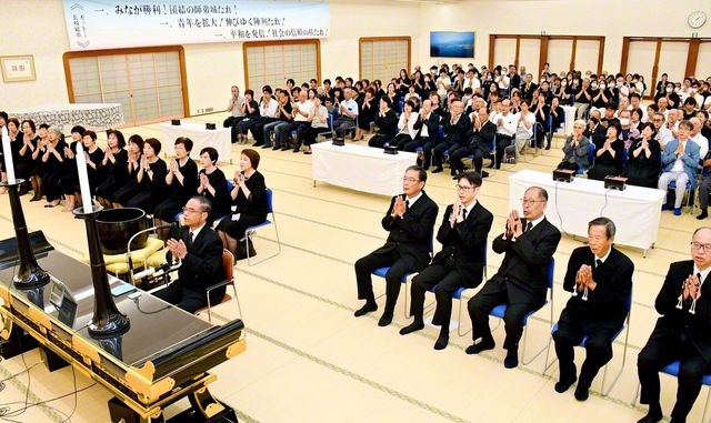 「世界平和祈願勤行法要」では、“核兵器は絶対悪”との思想を時代精神にと参列者が誓い合った（長崎平和会館で）