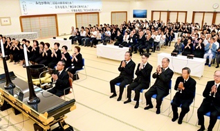 「世界平和祈願勤行法要」では、“核兵器は絶対悪”との思想を時代精神にと参列者が誓い合った（長崎平和会館で）
