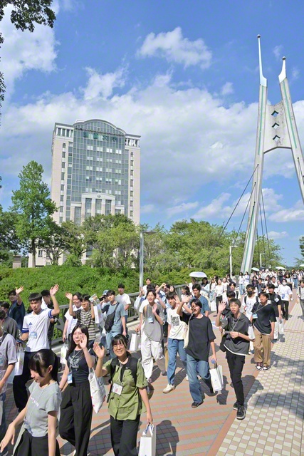 爽やかな夏空の下、創価大学で行われた夏季研修会の2日目。日本と韓国の未来部員が夢と友情を育んだ