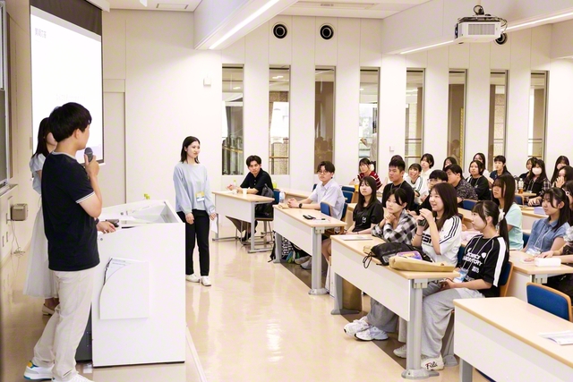 社会の第一線で活躍する先輩が講演した「ドリームブース」企画。各ブースでは質疑応答も活発に行われた（創大・中央教育棟で）
