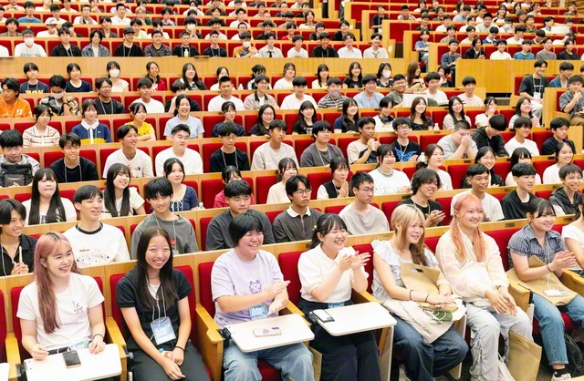 夏季研修会の2日目に元気に臨む未来部の友。創価大学で学ぶ男女学生部員らの歓迎企画に笑顔がはじけた（創大・ディスカバリーホールで）