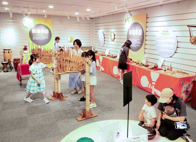 好評開催中の「こどものための世界民族楽器展」。来場者は、珍しい音色や特殊な形の楽器を手に取りながら、音楽文化に親しんだ（5日、民音音楽博物館で）
