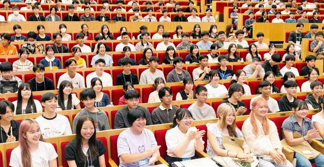 夏季研修会の2日目に元気に臨む未来部の友。創価大学で学ぶ男女学生部員らの歓迎企画に笑顔がはじけた（創大・ディスカバリーホールで）