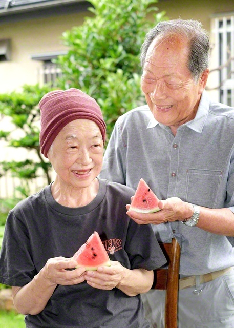 スイカを手に鳥上さん㊨と妻・美枝子さんが仲むつまじく