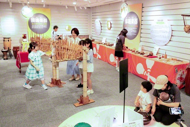 好評開催中の「こどものための世界民族楽器展」。来場者は、珍しい音色や特殊な形の楽器を手に取りながら、音楽文化に親しんだ（5日、民音音楽博物館で）