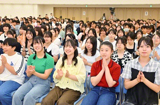 未来部夏季研修会の閉講式から。和田陽駆さん（北海道）、淀見芽花さん（石川）の元気な司会でスタート。西方青年部長が研修会で得たことを生涯の誓いとし、広布を担う後継の“正義の走者”に成長してほしいと望んだ（11日、巣鴨の東京戸田記念講堂で）