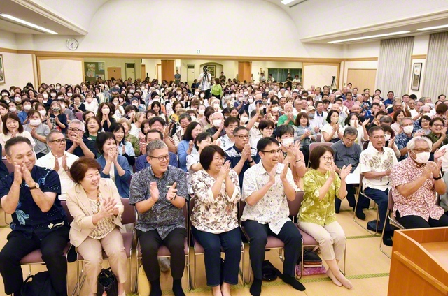 わが愛する使命の天地に平和の連帯を！――広布に燃え立つ沖縄の友が朗らかに。大会の最後には、対話拡大への決意を込めて全員で学会歌「沖縄健児の歌」を合唱した（うるま文化会館で）