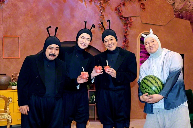 出演者の鈴木もぐら、深澤辰哉、有田哲平、兎（左から）