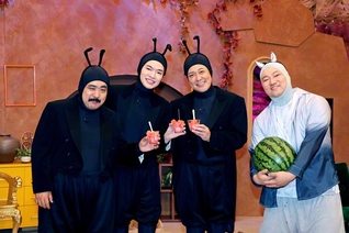 出演者の鈴木もぐら、深澤辰哉、有田哲平、兎（左から）