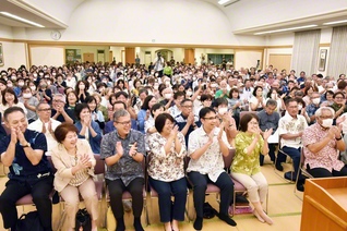 わが愛する使命の天地に平和の連帯を！――広布に燃え立つ沖縄の友が朗らかに。大会の最後には、対話拡大への決意を込めて全員で学会歌「沖縄健児の歌」を合唱した（うるま文化会館で）