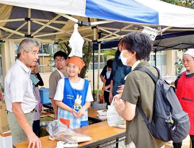真心の「ロコモコ丼」を提供する大西さん（左端）