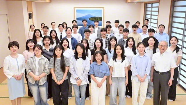 「たくさんの人の挑戦や体験談を聞き、心から感動しました」――日本での研修会に参加し、決意を新たにした韓国未来部の友が、原田会長、那須女性部長と記念のカメラに