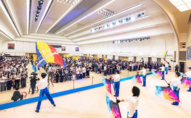 全国未来部総会のフィナーレで未来部歌「正義の走者」を大合唱。総会では、高等部の横島結愛さん（神奈川）が、はつらつと司会を務めた（巣鴨の東京戸田記念講堂で）