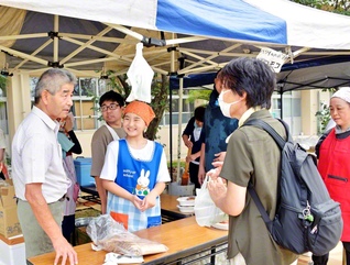 真心の「ロコモコ丼」を提供する大西さん（左端）