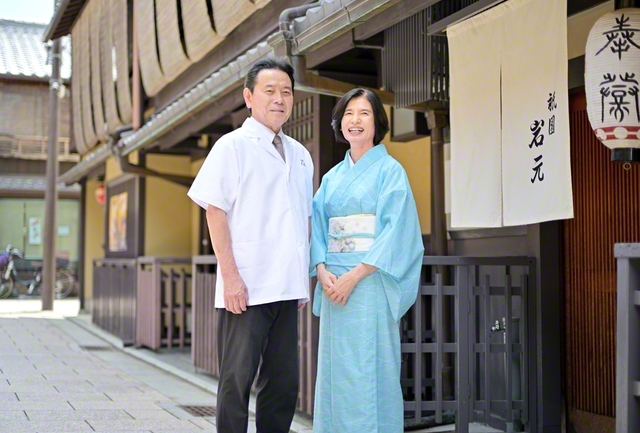 店の前に立つ勝己さん㊧と有紀さん。風雪に耐え「祇園岩元」監修のおせちが、京都市のふるさと納税返礼品に選ばれるまでになった