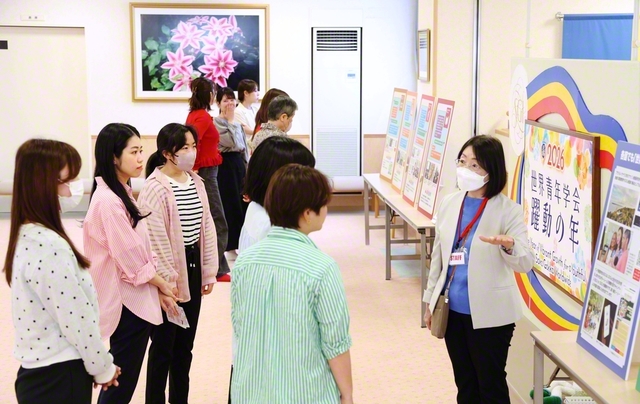東京・葛飾平和会館の「会館オープンデー」で、参加者と語らいつつ、展示を説明する女性平和委員会の友（本年4月）