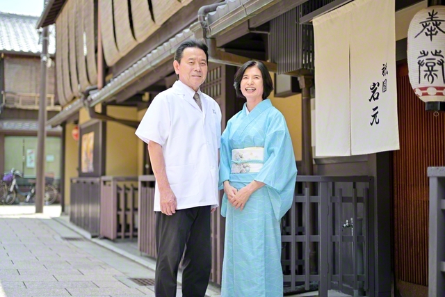 店の前に立つ勝己さん㊧と有紀さん。風雪に耐え「祇園岩元」監修のおせちが、京都市のふるさと納税返礼品に選ばれるまでになった