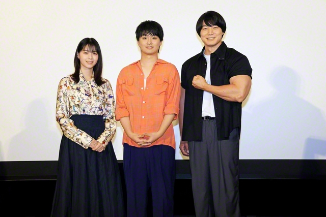 左から西野七瀬、奥平大兼、青木マッチョ