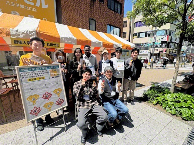 丸田ゼミのメンバーが、八王子地域合同学園祭「学生天国」に出展した際の一枚（本年5月10日）。八王子学生委員会が主催し、大学コンソーシアム八王子と八王子市が共催している。