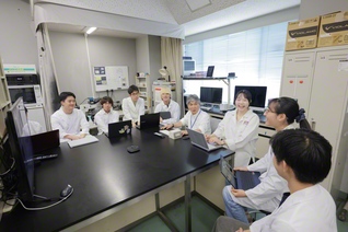 創価大学理工学部の丸田晋策教授（中央）とゼミの学生たちが語らう（東京・八王子市の研究室で）