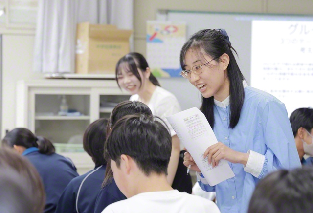創大生が生徒に声をかける